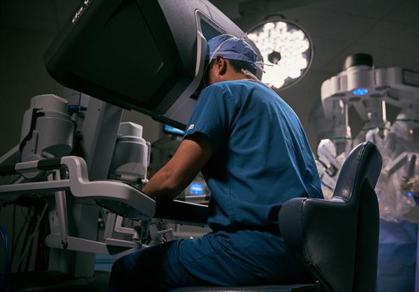 intuitive-da-vinci-surgeon-at-surgeon-console-lo-res intuitive-da-vinci-surgeon-at-surgeon-console-lo-res